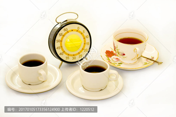兩杯咖啡；一杯茶