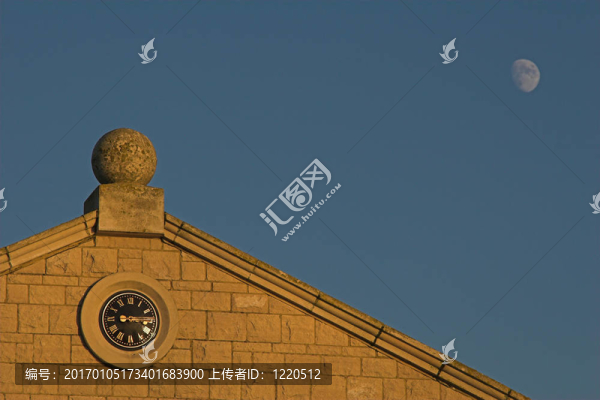 藍(lán)色天空建筑中的時鐘
