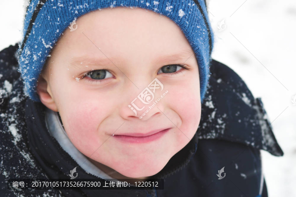 在雪地里玩