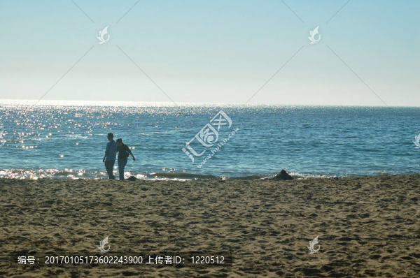 夫婦在海灘