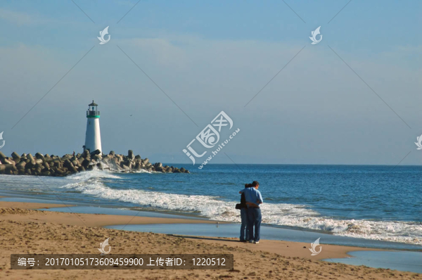 夫婦在海灘