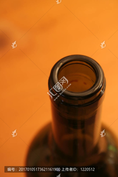 酒瓶的邊緣