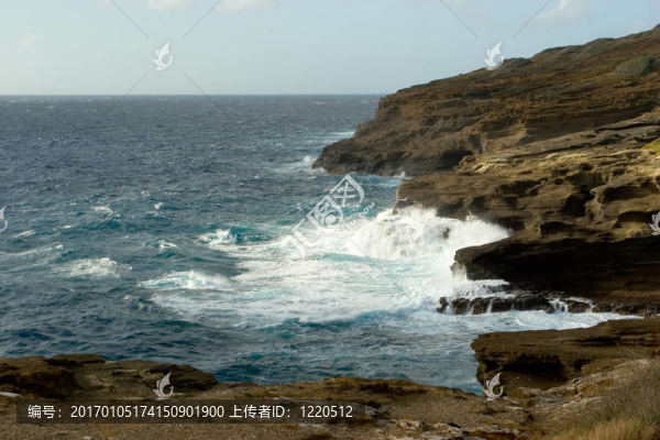 海泉噴口附近的巖石海岸；