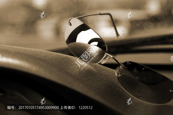 甲板上的太陽眼鏡