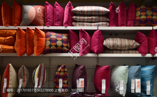 床上用品店一角,抱枕貨架