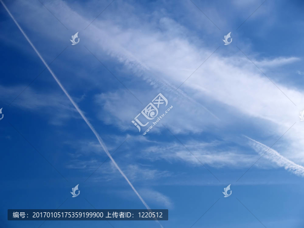 藍(lán)色和白色的天空