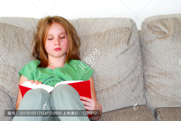 讀書(shū)的年輕女孩