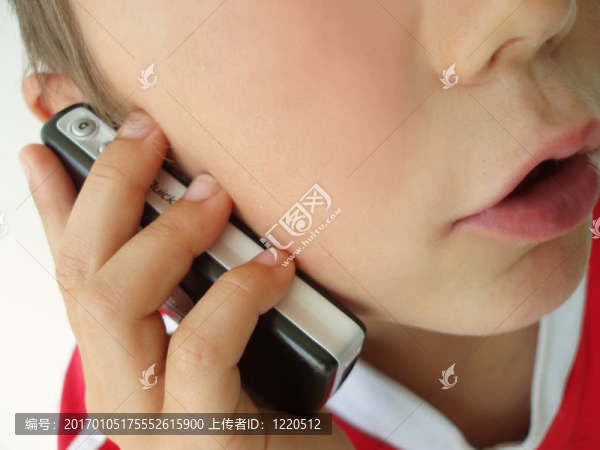 孩子的電話交談