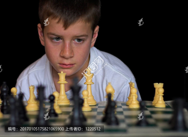 男孩下棋