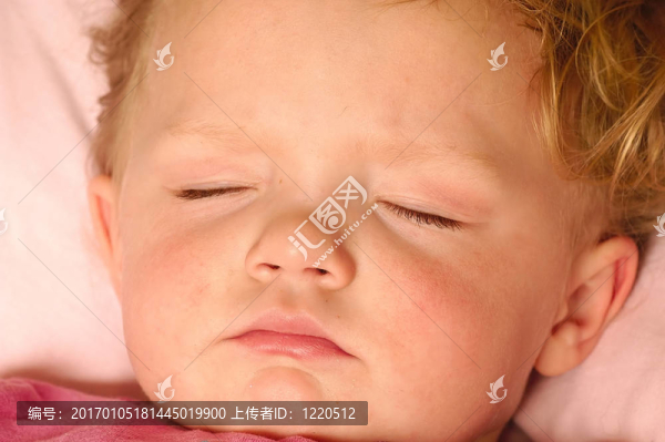 熟睡的嬰兒