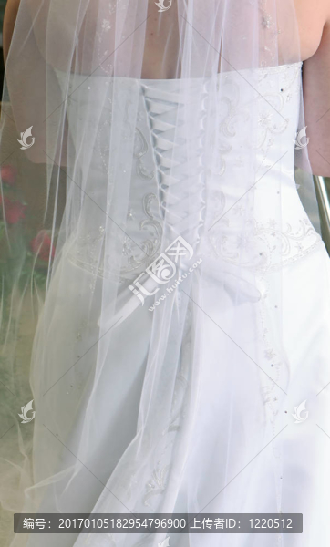 新娘禮服背面的細(xì)節(jié)
