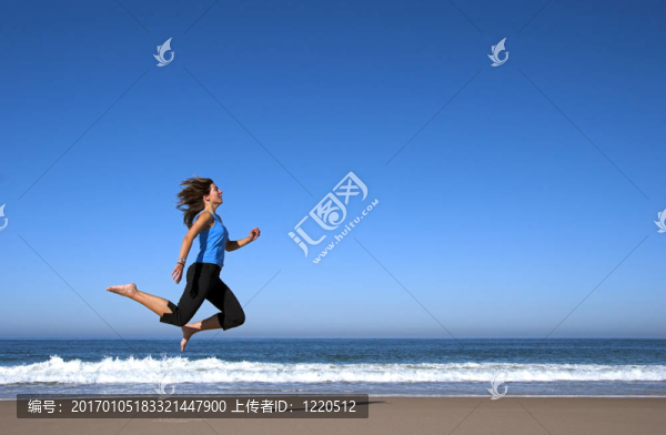 在海灘上跳