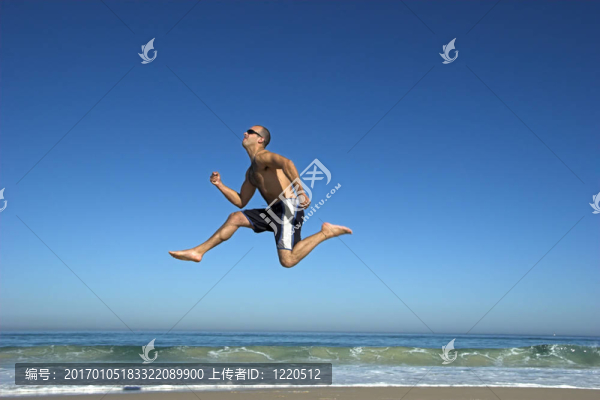 在天空上跳躍