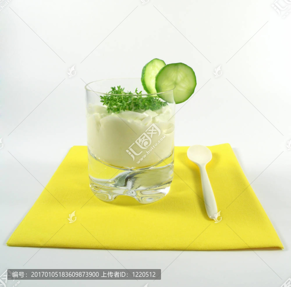 黃瓜和西洋菜酸奶
