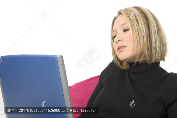 漂亮的年輕女人與筆記本電腦