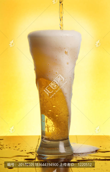 倒一杯啤酒