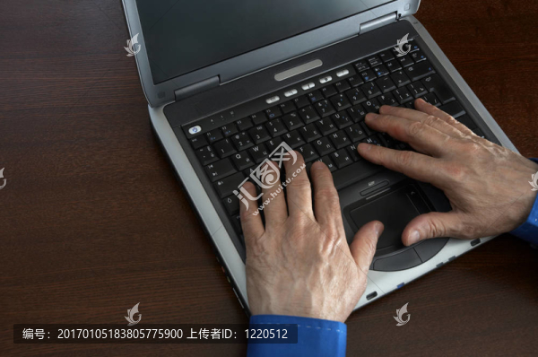 手和筆記本電腦