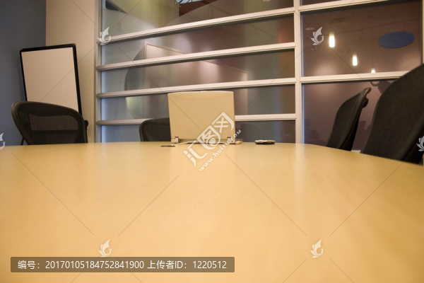 隨著筆記本電腦和桌上的PDA的會議室