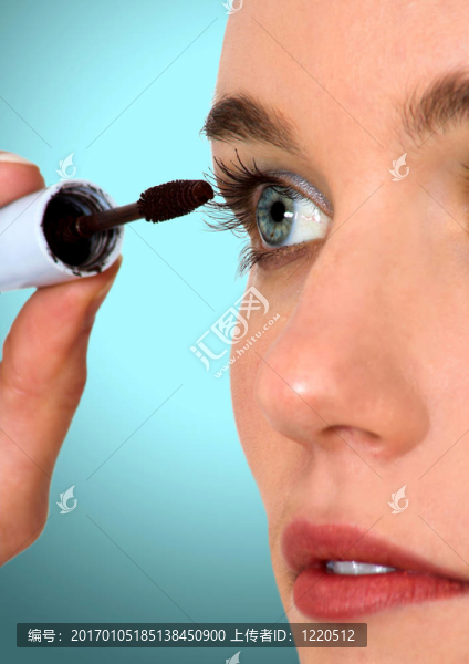 涂睫毛膏