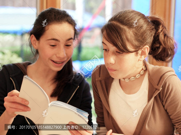 女孩讀一本書