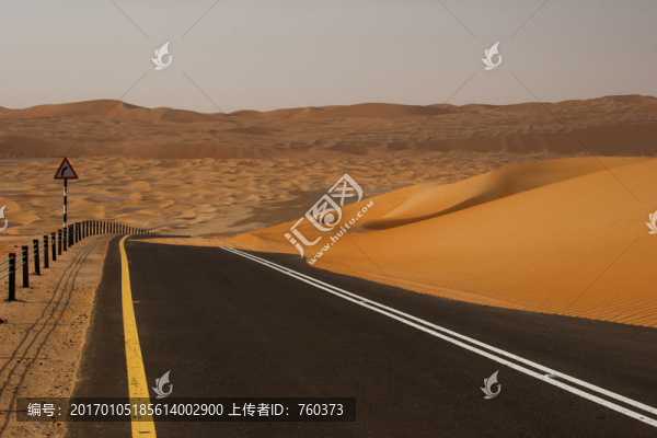 公路邊的沙漠