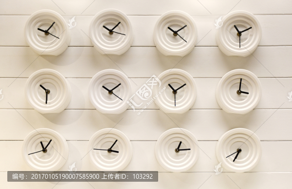 簡(jiǎn)約時(shí)尚的鐘表