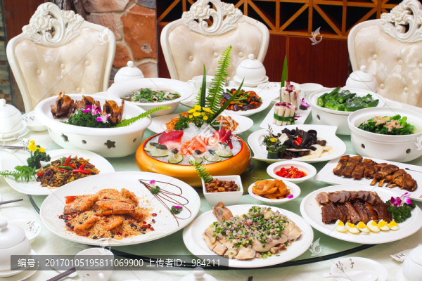 一大桌菜,圍餐