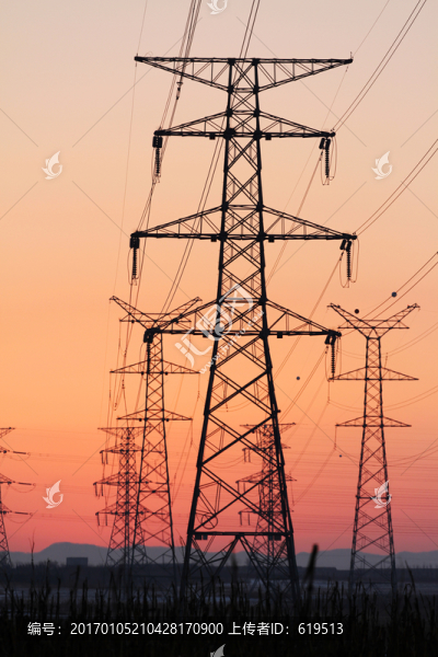 高壓電塔間的晨曦