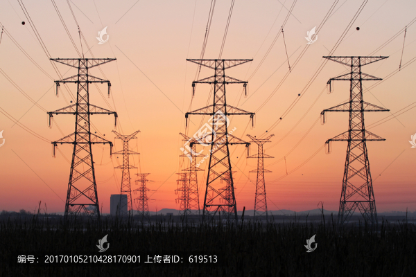 高壓電塔間的晨曦