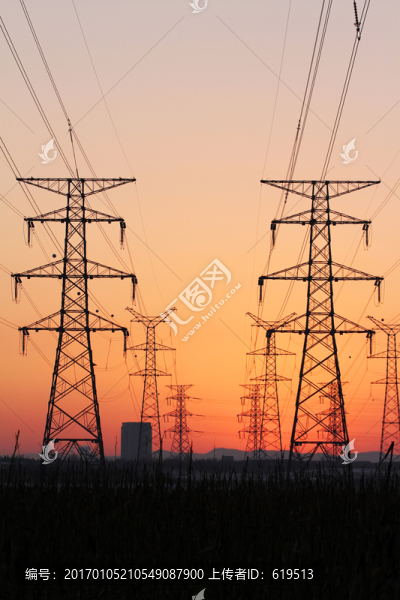 高壓電塔間的晨曦