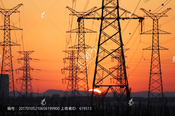 高壓電塔間的晨曦