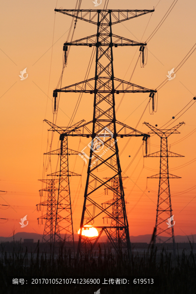 高壓電塔間的晨曦