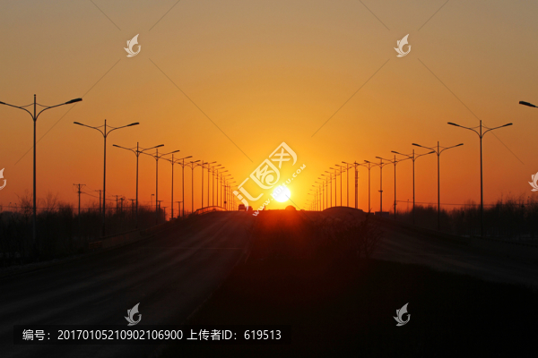 夕陽(yáng)下的公路