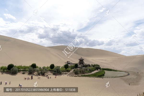 敦煌鳴沙山月牙泉