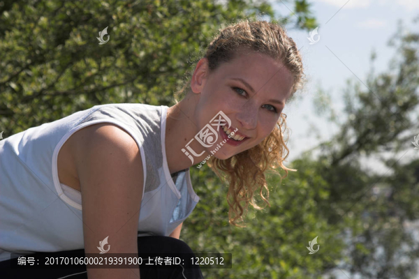 美麗的金發(fā)女人戶外