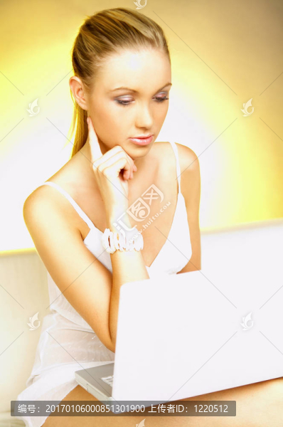 女孩用的筆記本電腦