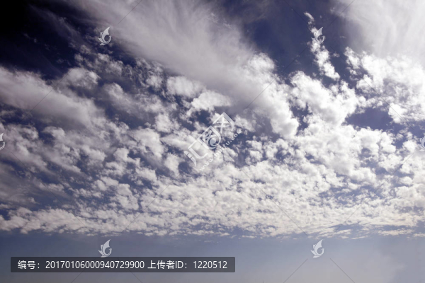 藍(lán)色的天空和白云