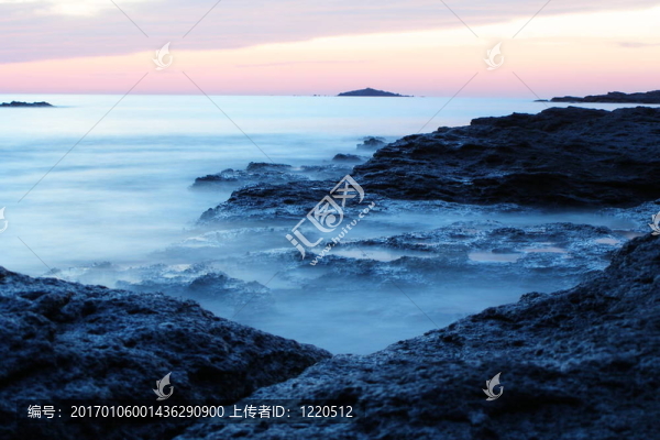 海岸的附近；