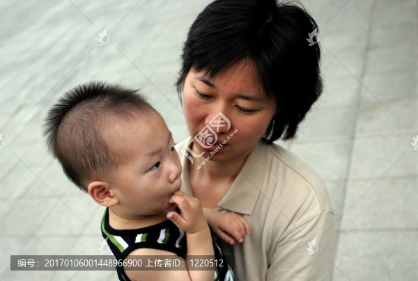 亞洲的母親和她的嬰兒