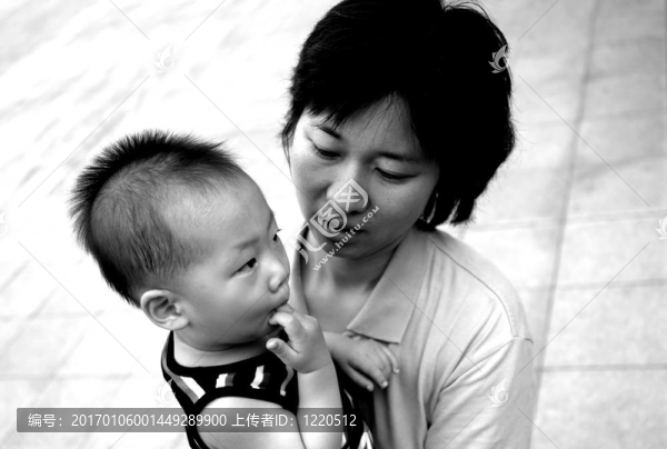 亞洲的母親和她的嬰兒