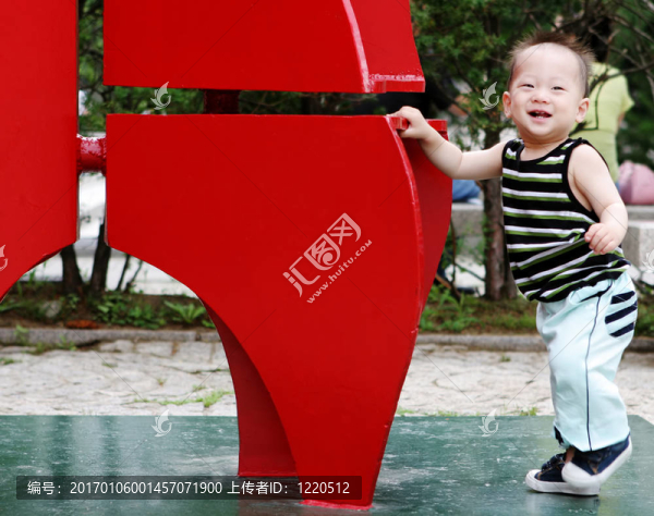 可愛的韓國男孩在公園玩