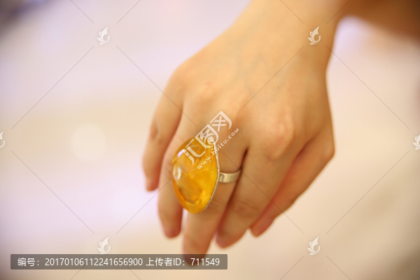 戴戒指的女人手