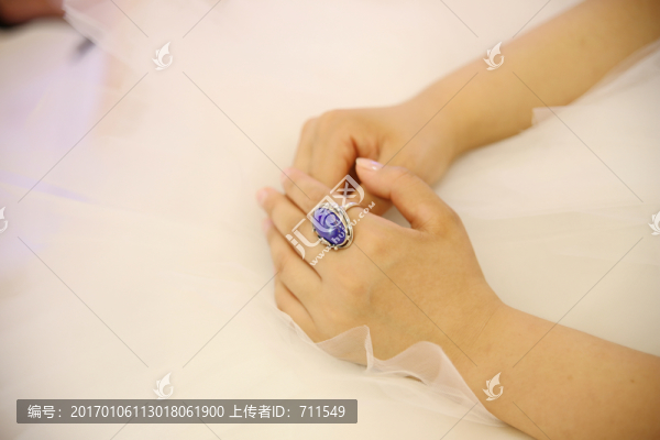 手上戴寶石戒指的女人