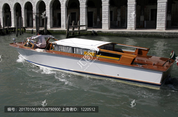 watertaxi近威尼斯的里亞托橋；意大利