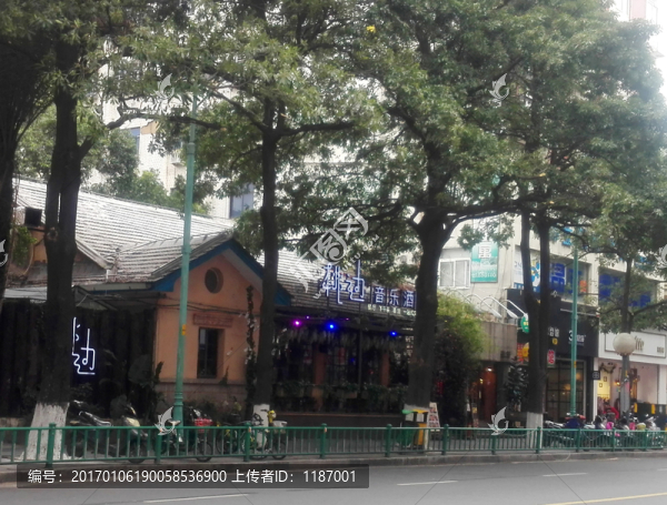路邊酒吧