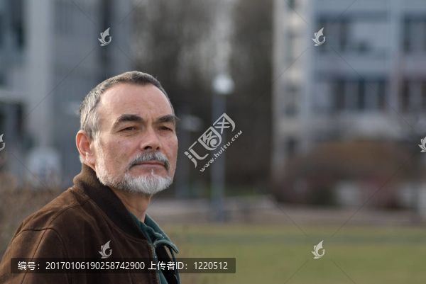 穿著夾克的老人