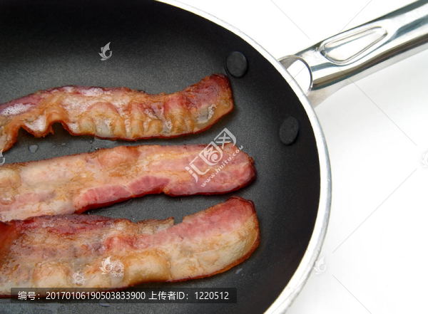 在一個平底鍋里的肉