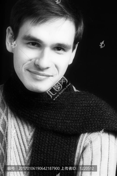 面帶微笑的男人-匯圖網(wǎng) www.fosd68.com 面帶微笑的男人