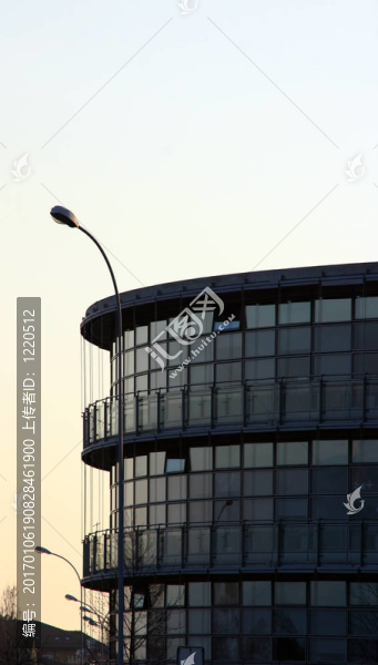 夕陽中的玻璃建筑