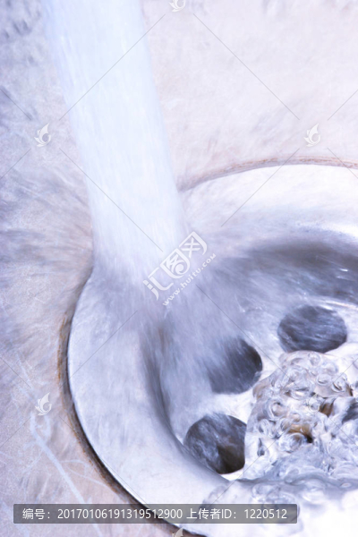 順著排水溝